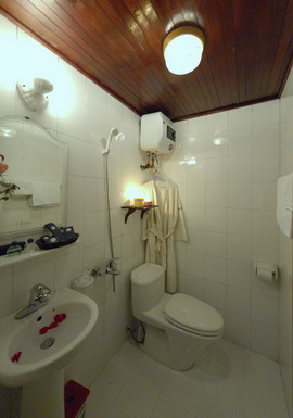 Huong Hai Junk- bath room